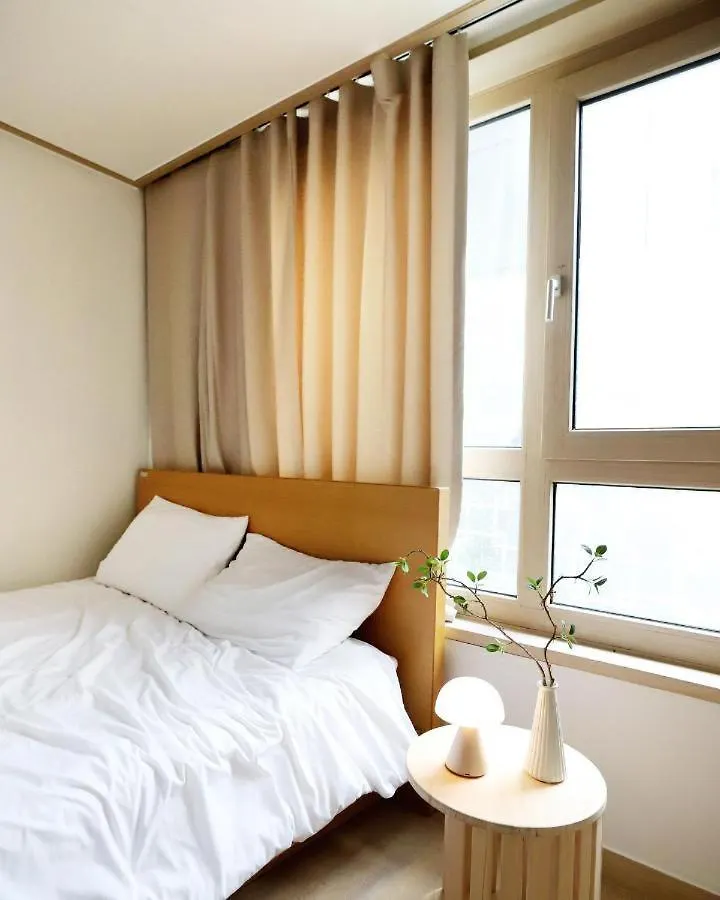 Modern 2 Bedroom 2 Bed 1-Bathroom Apartment For Rent In Gangnam Seou سيول