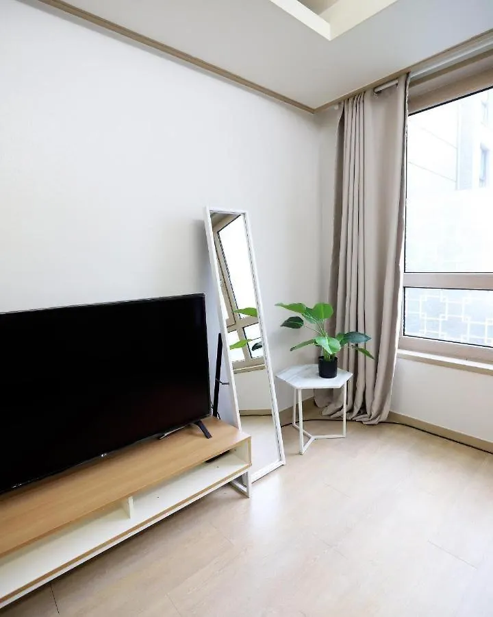 Modern 2 Bedroom 2 Bed 1-Bathroom Apartment For Rent In Gangnam Seou سيول