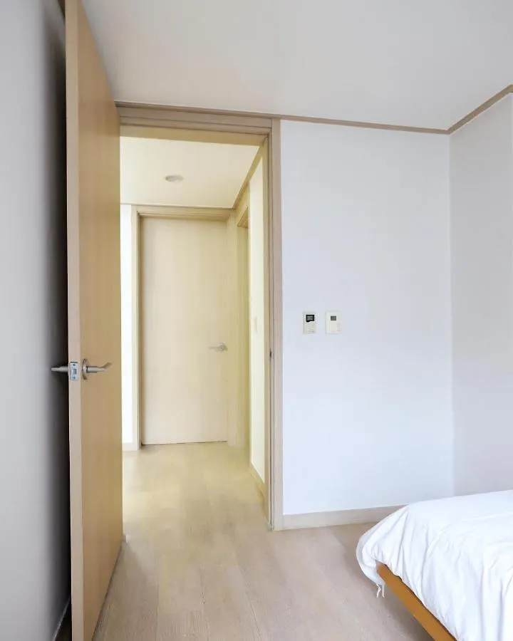 Modern 2 Bedroom 2 Bed 1-Bathroom Apartment For Rent In Gangnam Seou سيول