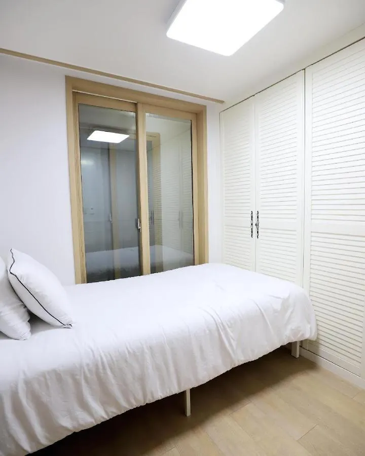 Modern 2 Bedroom 2 Bed 1-Bathroom Apartment For Rent In Gangnam Seou سيول كوريا الجنوبية
