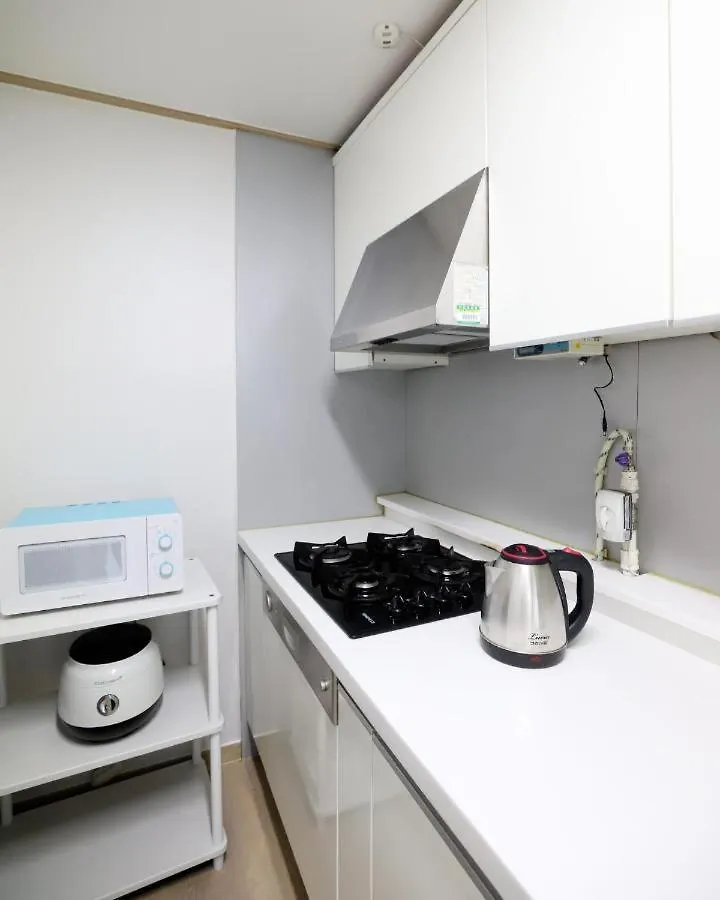 Modern 2 Bedroom 2 Bed 1-Bathroom Apartment For Rent In Gangnam Seou سيول