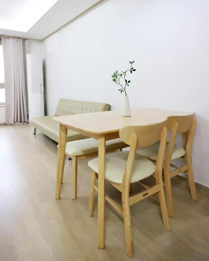 Modern 2 Bedroom 2 Bed 1-Bathroom Apartment For Rent In Gangnam Seou سيول 0*,
