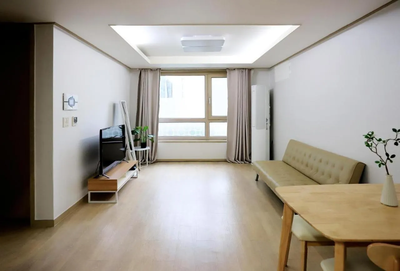 Modern 2 Bedroom 2 Bed 1-Bathroom Apartment For Rent In Gangnam Seou Szöul