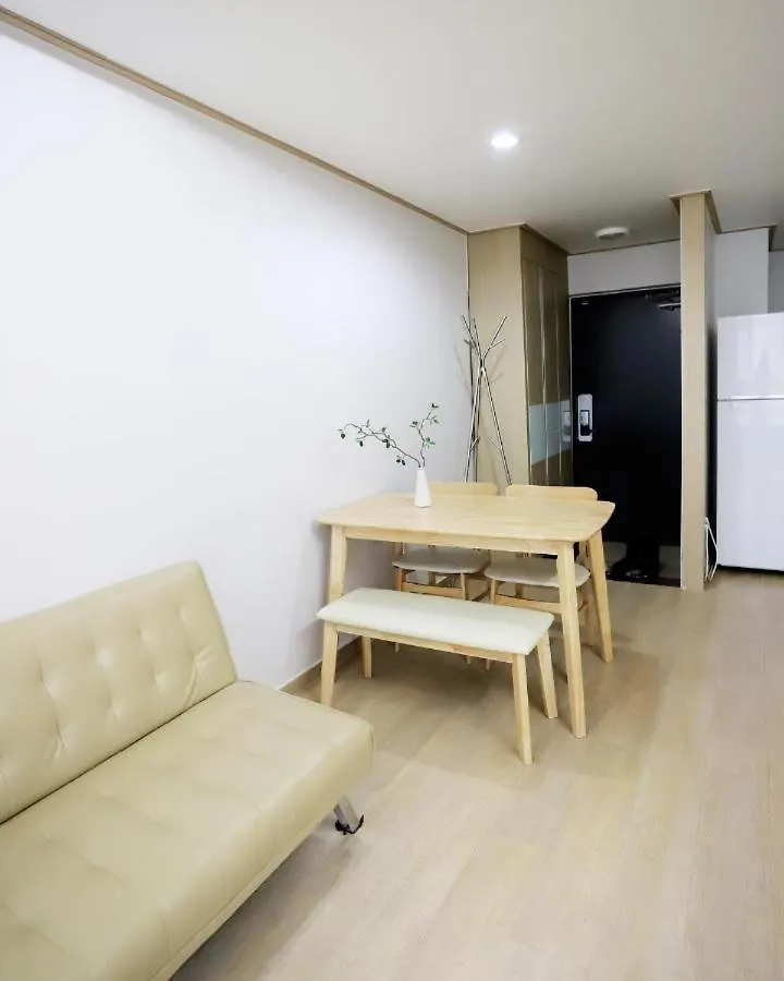 Modern 2 Bedroom 2 Bed 1-Bathroom Apartment For Rent In Gangnam Seou Szöul