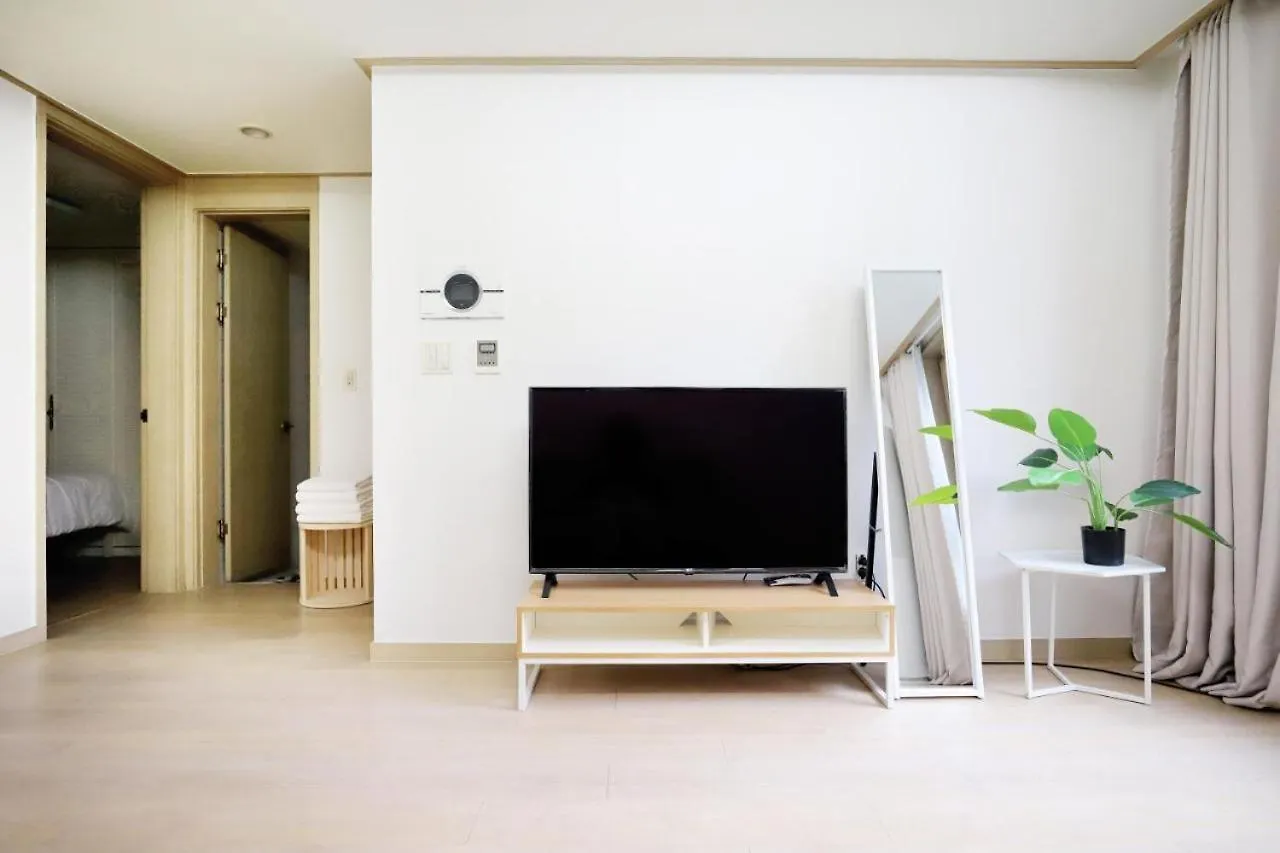 Modern 2 Bedroom 2 Bed 1-Bathroom Apartment For Rent In Gangnam Seou Szöul Dél-Korea